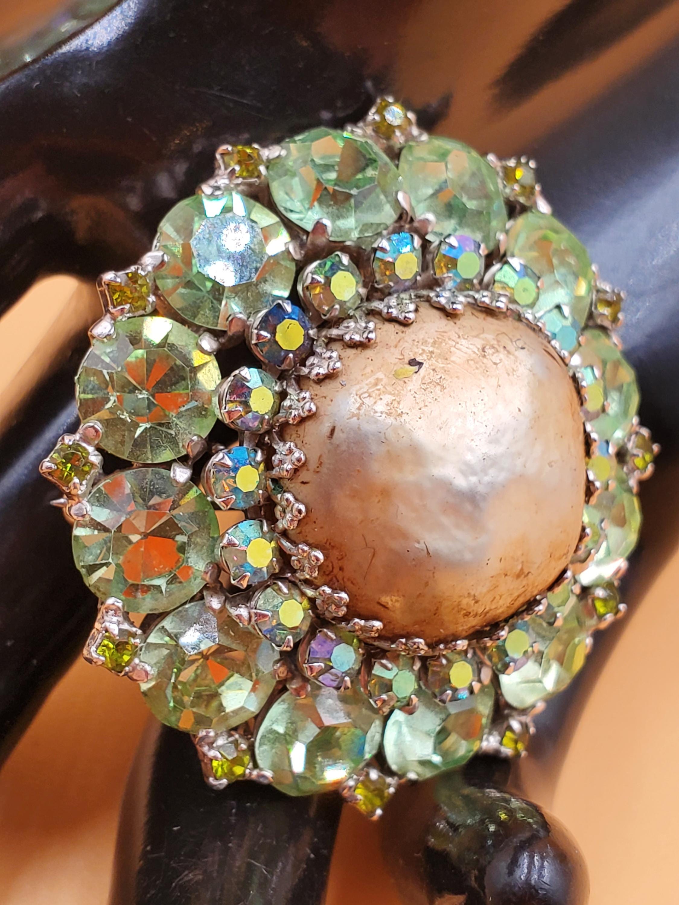 Vintage Weiss Green Rhinestone Brooch With Faux Baroque