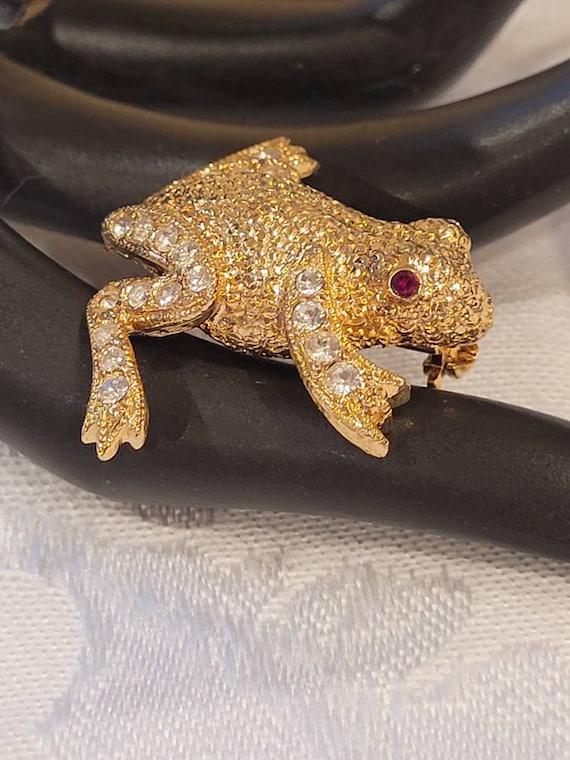 Vintage rare Lisner gold tone rhinestone frog pin 