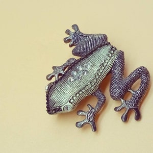 Vintage metallic tone rhinestone tree frog brooch