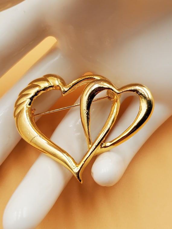 Vintage gold tone double interlocking hearts broo… - image 1
