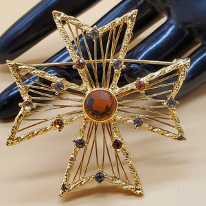 vintage gold tone wire wrapped Maltese cross brooch with rhinestone accents
