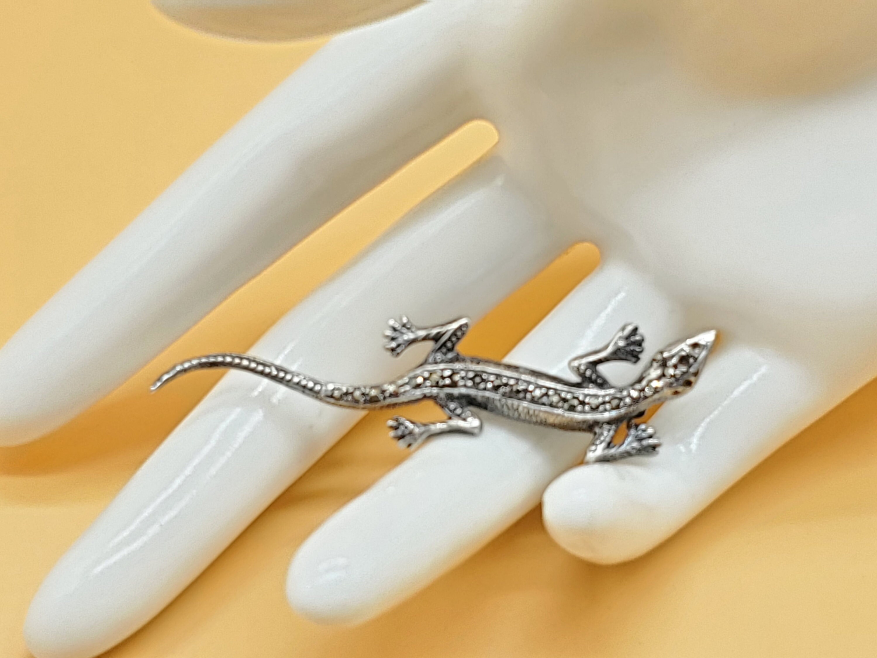 Broche Papillon En Argent 925 Avec Rubis Ovale Et Marcasite - GemsPorium - Neuf Sans Emballage