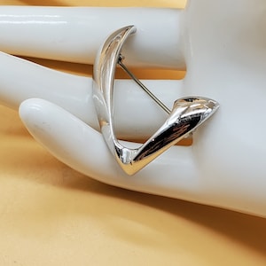 Vintage Monet silver tone abstract letter L brooch