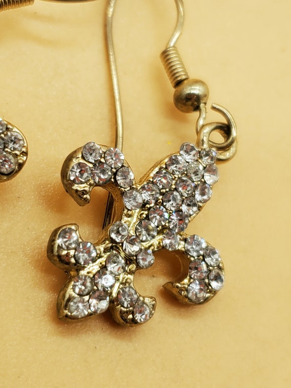 Vintage rhinestone Fleur-de-lis dangling earrings - image 9