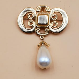vintage unmarked Karl Lagerfeld gold tone dangling banner Baroque faux pearl statement brooch