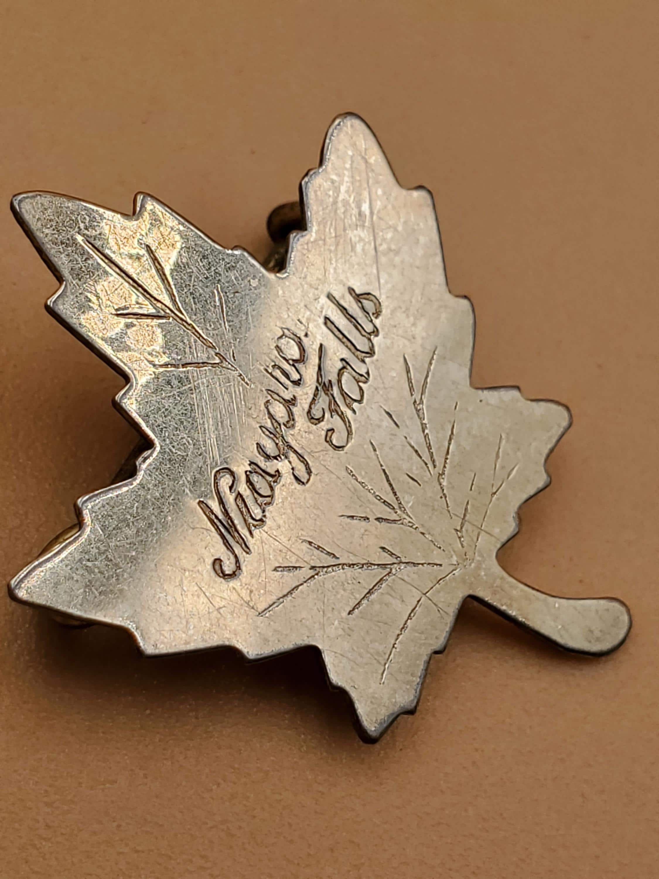 Vintage Niagara Falls gold ton maple leaf souvenir pin