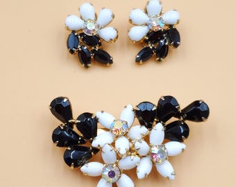 Broche vintage de piedra de vidrio negro, blanco y AB con pendientes de clip a juego.