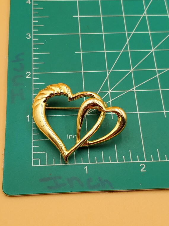Vintage gold tone double interlocking hearts broo… - image 9
