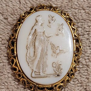 Vintage Hattie Carnegie white resin cameo brooch pendant