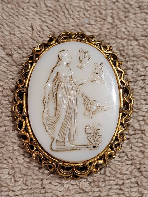 Vintage Hattie Carnegie white resin cameo brooch p