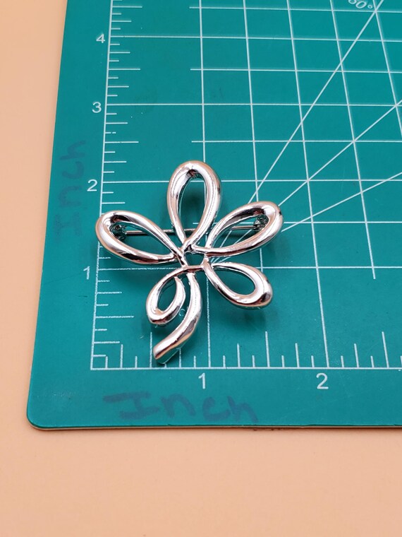 vintage silver tone open loop flower leaf brooch - image 8