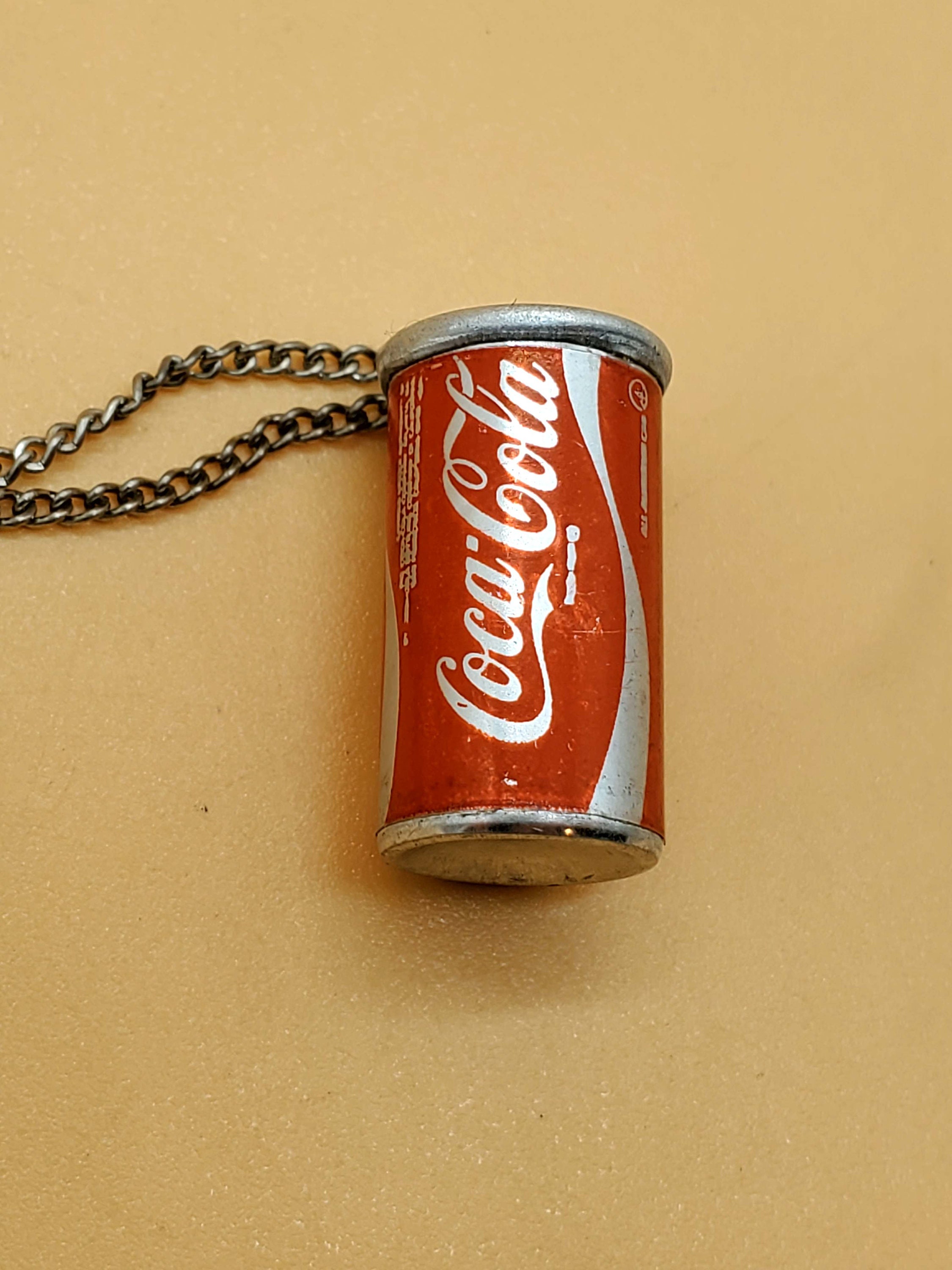 ヴィンテージのミニチュアアルミ製コカ・コーラ缶チャームペンダント