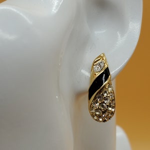 Pendientes vintage Trifari con esmalte y diamantes de imitación