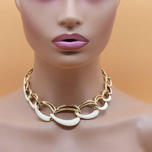 Collar vintage Trifari TM con cadena de esmalte blanco cremoso en tono dorado