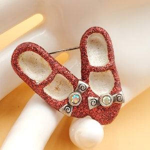 vintage 1997 The Wizzard of Ozz red glitter ruby slippers brooch