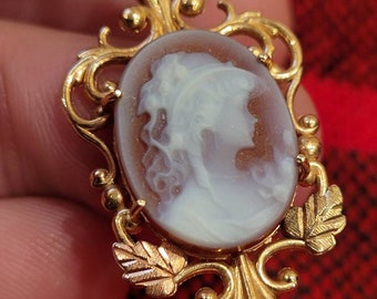 Vintage Cameo Pendant Necklace Oval Red White Prong Gold