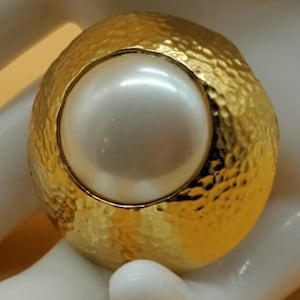 Vintage Ellen Kiam gold tone Faux pearl scarf slide pendant
