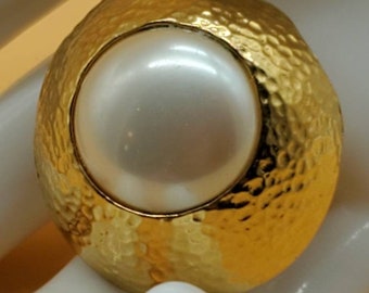 Vintage Ellen Kiam gold tone Faux pearl scarf slide pendant