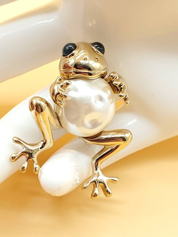 Vintage Carolee frog brooch, faux pearl with blue 