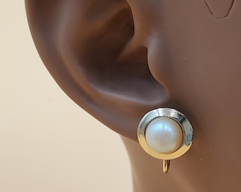 Pendientes de clip sencillos de Hobé, tono dorado, con perlas de imitación.