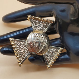 vintage gold tone heraldic crest brooch