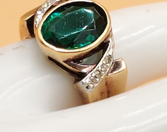 Anillo de cóctel vintage LIND 14KHGE con piedra central verde, tallas seleccionadas.