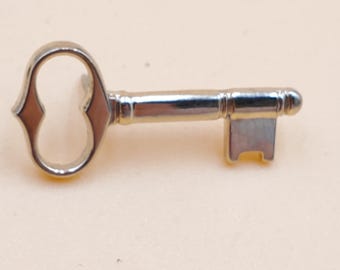vintage small gold tone skeleton key pin