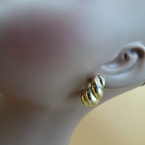 Vintage gold tone thick scalloped half hoop pierced earrings