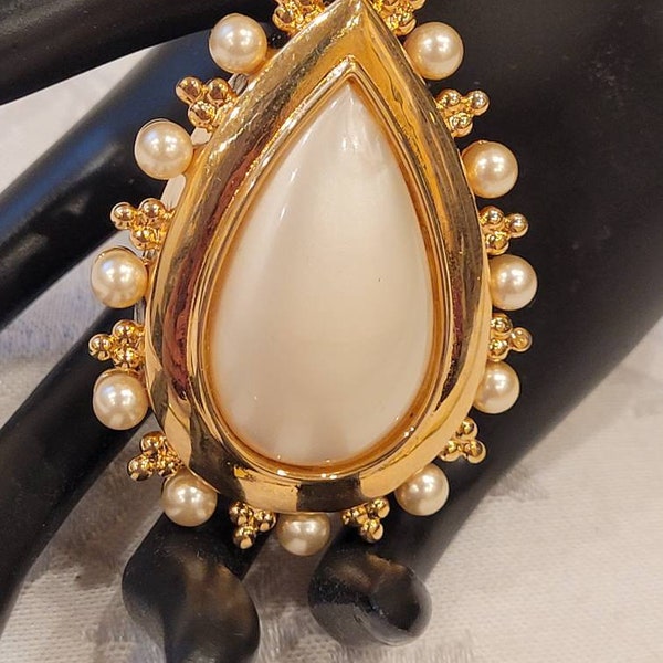 Vintage SMB Sandra Miller Burrows gold tone faux pearl brooch pendant