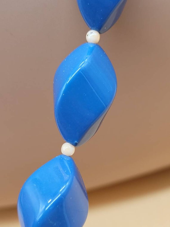 Vintage blue and pale pink plastic beaded necklace - image 7