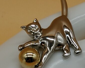 Vintage LC Liz Claiborne two tone kitten with ball pin brooch