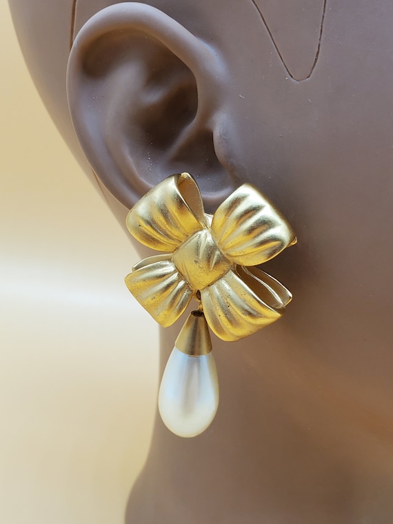 Matte Bow Clip with Pearls and Diamonds Matte Bow Clip with Pearls and Diamonds