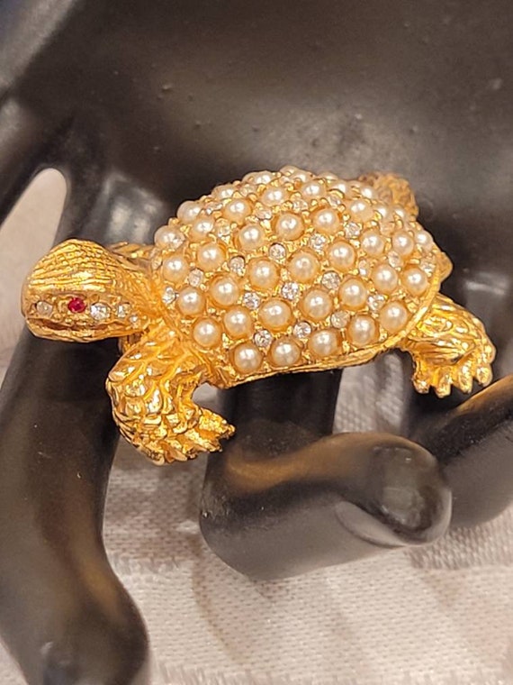 Vintage VOGUE signed faux seed pearl turtle pin br