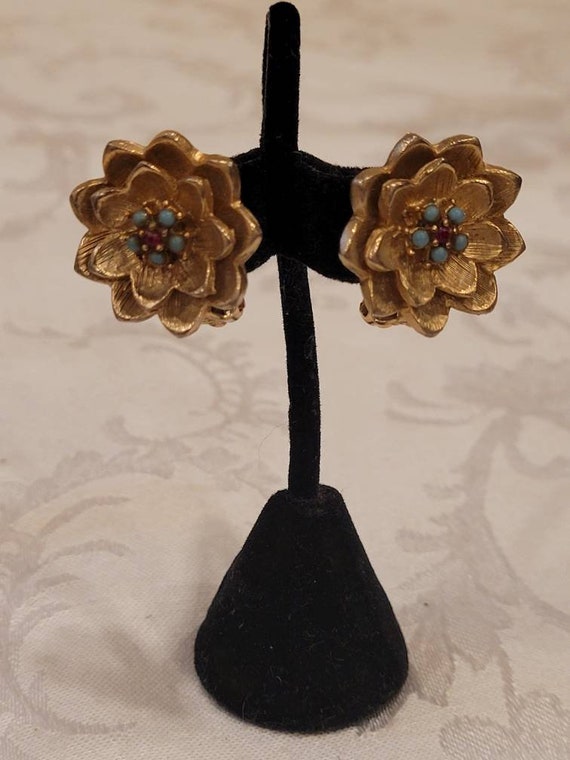 Vintage Polcini gold tone flower earrings with fa… - image 3