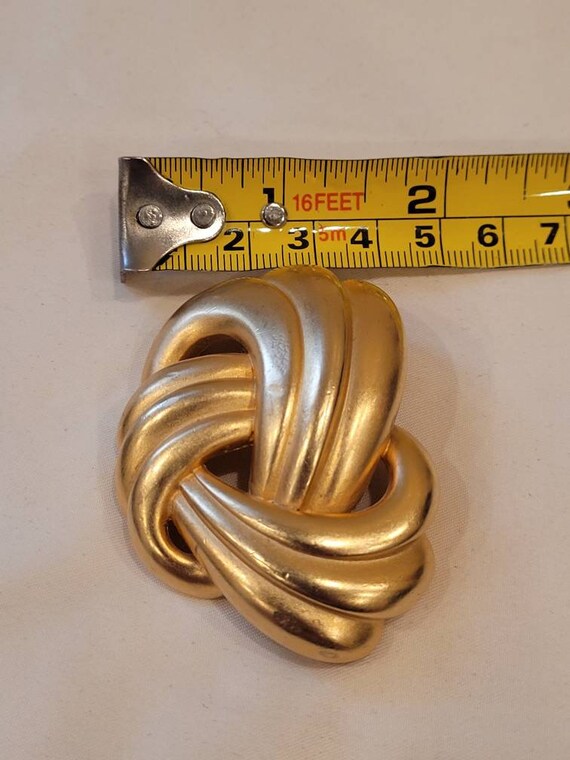 Vintage Erwin Pearl matte gold tone swirl pretzel brooch View 3
