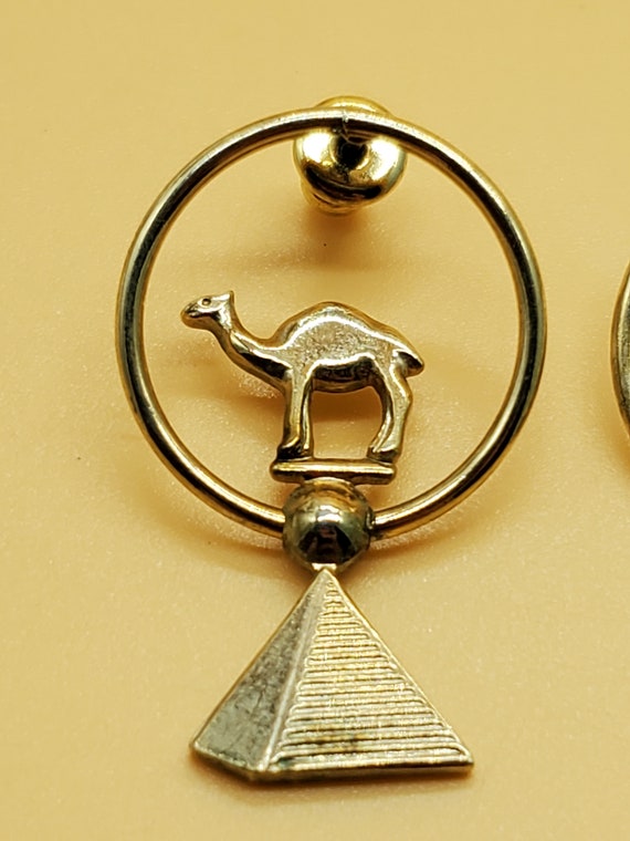vintage gold tone flipable Camel Pyramid earrings - image 4