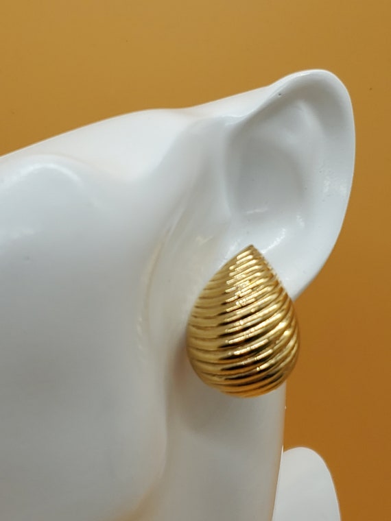 Vintage gold tone scalloped dome earrings