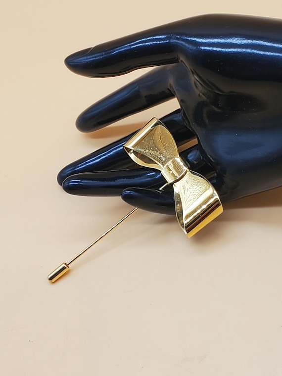 Salvatore Ferragamo Navy Grosgrain Bow Hair Pin/Clip Gold-Tone Logo Ferragamo Vara Bow Hair Clip - Gold | Editorialist main image 4