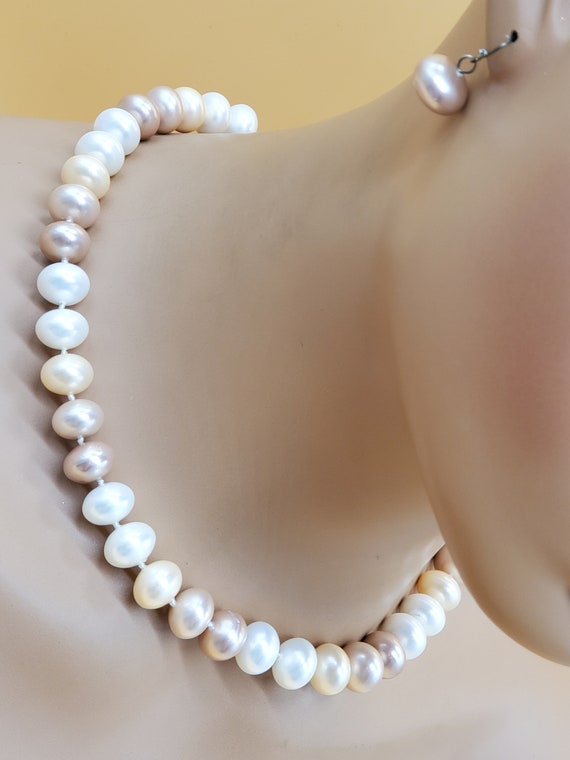 Vintage warm pastel faux button pearl necklace wi… - image 4