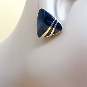 Pendientes triangulares vintage Trifari TM en tono dorado con esmalte negro en la parte superior.