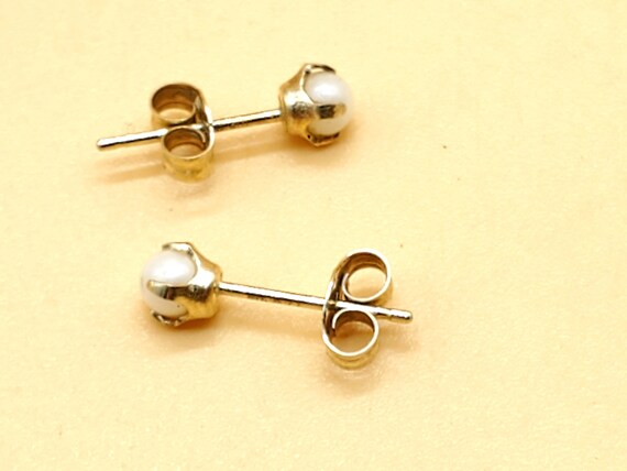 10k tiny pearl child's earrings - image 3