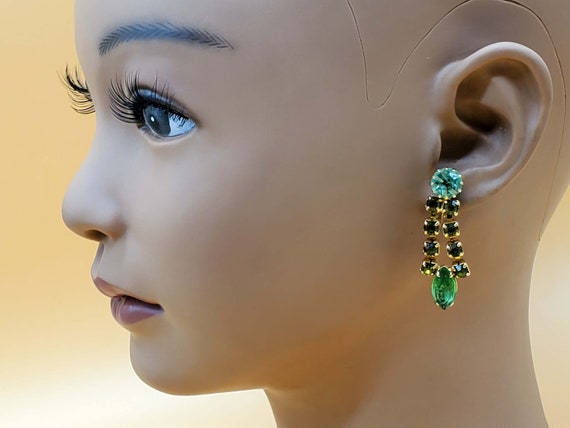 Vintage dangling green rhinestone clip on earrings - image 1