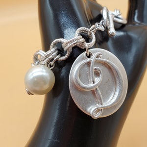 Pulsera de cadena vintage en tono plateado con dije de letra D