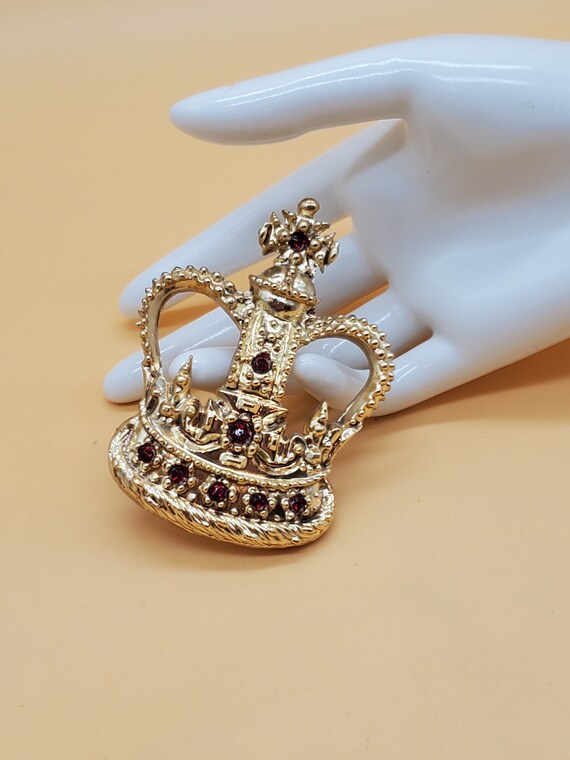 Vintage large gold tone royal crown brooch with r… - image 3