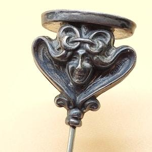 Broche de sombrero de doble cara con cara de mujer en plata de ley estilo Art Nouveau vintage con E grabada en la parte superior
