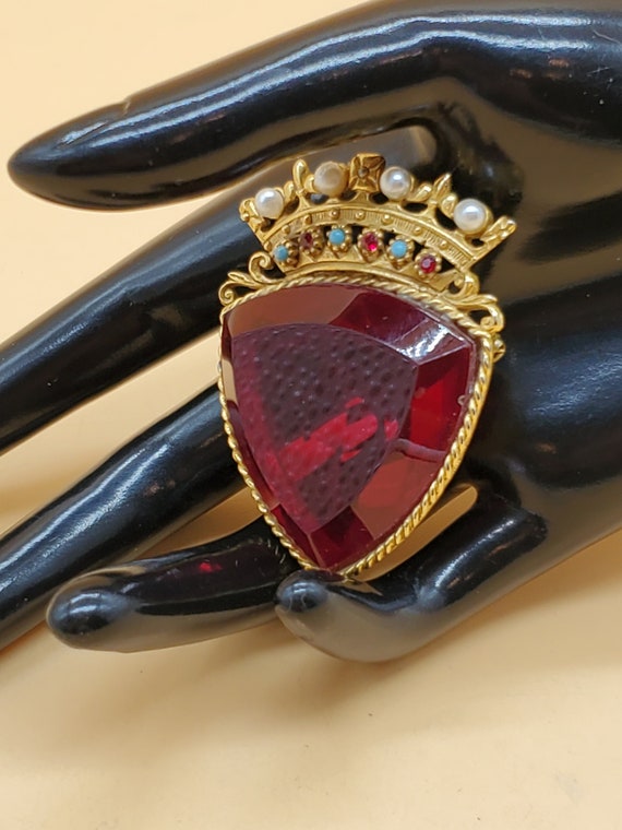 Vintage ART Gold tone Heraldic royal crown red gl… - image 1