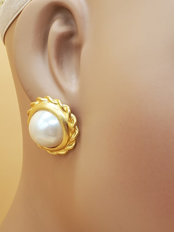 Vintage AK Anne Klein gold tone faux pearl pierce… - image 1