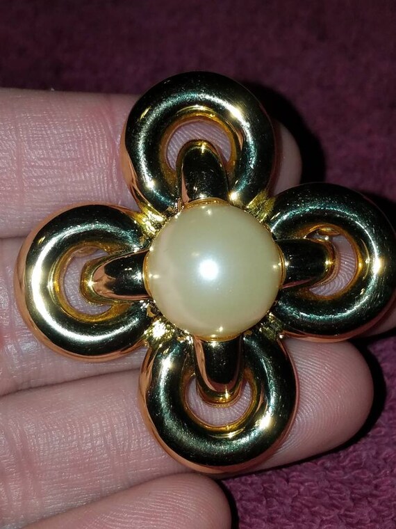 Joan Rivers Faux Pearl brooch