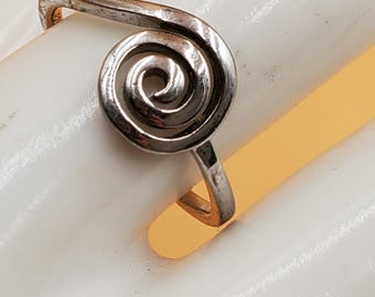 vintage silver tone swirl top ring