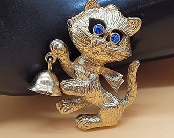 Vintage Avon gold tone cat brooch with bell and blue eyes